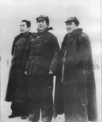 毛泽东与周恩来、朱德在西柏坡(资料图片)