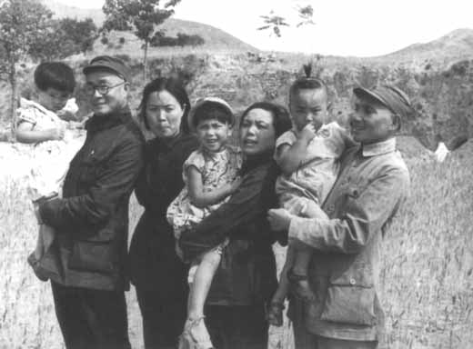 1945年，邓小平、卓琳、刘伯承、汪荣华和他们的孩子在河北武安县留影