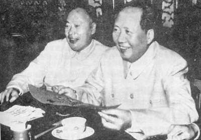 一九五八年陈毅︵左︶与毛泽东主席在一起