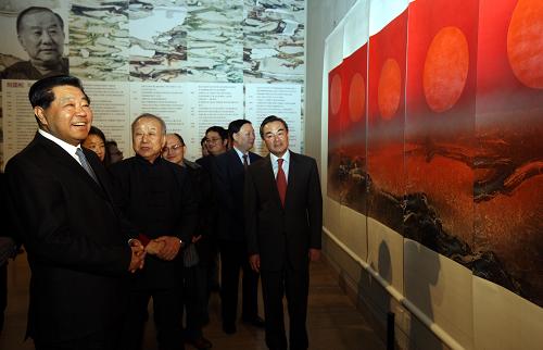 3月31日,中共中央政治局常委、全国政协主席贾庆林观看在中国美术馆举办的台湾著名画家刘国松创作大展。 新华社记者 姚大伟 摄