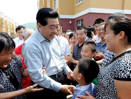 7月8日至13日,中共中央政治局常委、全国政协主席贾庆林在吉林调研。这是7月10日,贾庆林专程来到去年洪涝灾害受灾最重的永吉县口前镇,看望慰问受灾群众,详细了解灾后恢复重建情况。新华社记者 马占成 摄