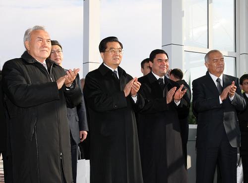 12月14日,国家主席胡锦涛和土库曼斯坦总统别尔德穆哈梅多夫、哈萨克斯坦总统纳扎尔巴耶夫、乌兹别克斯坦总统卡里莫夫共同出席在土库曼斯坦阿姆河右岸天然气处理厂举行的中国-中亚天然气管道通气仪式。新华社记者 兰红光 摄