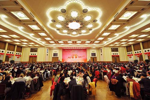 3月8日,中华全国妇女联合会在北京人民大会堂举办中外妇女招待会,庆祝“三八”国际劳动妇女节百年华诞。在京女中央委员、候补委员,各有关部委女领导、专家以及中国各族各界妇女代表和各国驻华大使、女外交官、使节夫人、外国女专家和专家夫人等近1500人出席招待会。 新华社记者 何俊昌 摄