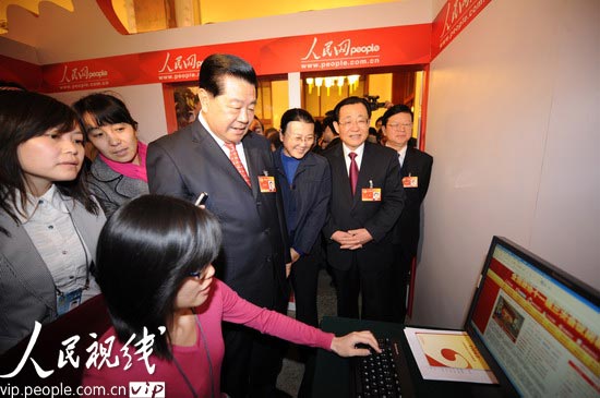 中共中央政治局常委、全国政协主席贾庆林来到设在人民大会堂的人民网直播室工作间,看望报道全国政协会议的人民日报、人民网编辑记者和工作人员。中共中央政治局委员、全国政协副主席王刚,全国政协副主席兼秘书长钱运录陪同看望。雷声摄