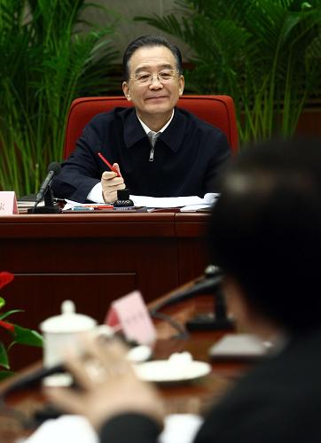 3月26日,国务院总理、国务院西部地区开发领导小组组长温家宝在北京主持召开国务院西部地区开发领导小组第二次全体会议,听取发展改革委关于2009年西部大开发进展情况和2010年工作安排的汇报,审议关于深入实施西部大开发战略的若干意见。 新华社记者刘卫兵摄