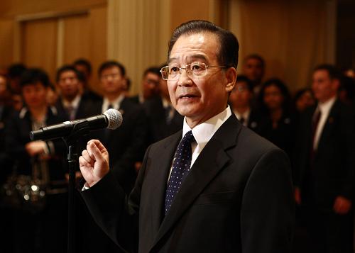 中国国务院总理温家宝当地时间9月21日晚在纽约会见旅美华侨华人、中资机构及留学生代表时说,钓鱼岛是中国的神圣领土。日方最近在钓鱼岛海域抓扣中国渔民和渔船,至今不释放中方船长,这是完全非法的、无理的,已经对中方船长及其家人造成严重伤害,并激起海内外全体中国人的愤怒。中方多次严正交涉,日方置若罔闻,中国政府不得不采取必要的反制措施。在此,我强烈敦促日方立即无条件放人。如果日方一意孤行,中方将进一步采取行动,由此产生的一切严重后果,日方要承担全部责任。 新华社记者 姚大伟 摄