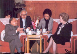 1984年12月，中英关于香港问题联合声明举行签字仪式。图为邓小平会见来华参加签字仪式的英国首相撒切尔夫人