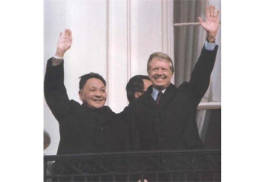 1979年1月底至2月初，邓小平和夫人卓琳出访美国。这是中华人民共和国成立后中国领导人第一次对美国的访问。图为邓小平和美国总统卡特在白宫阳台上。