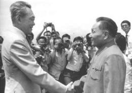 1978年11月，邓小平出访新加坡，在机场上受到李光耀总理的欢迎
