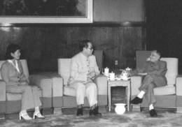 1977年8月，邓小平会见坦普尔大学生物系教授牛满江和夫人张葆英