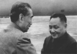 1974年4月，邓小平率中国代表团前往纽约，出席联合国大会第六届特别会议，周恩来抱病亲自到机场送行。