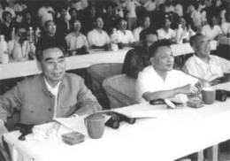1964年6月，周恩来、朱德、邓小平观看北京、济南部队的“比武”表演