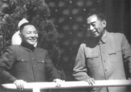 1963年10月，邓小平和周恩来在天安门城楼上