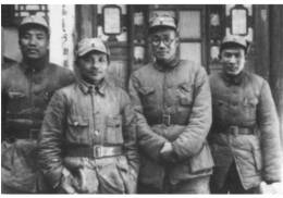 1938年1月，邓小平任八路军129师政治委员。这是129师领导人在山西辽县（今左权县）桐峪镇合影。左起：李达、邓小平、刘伯承、蔡树藩
