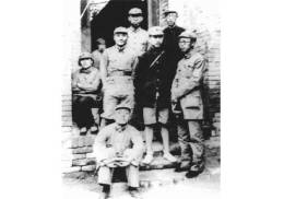 1937年，邓小平同志（中排右三）和部分红军政治工作干部胜利到达陕北后在邑县合影