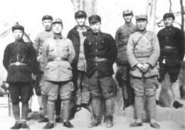 1936年，红军第一军团和十五军团的部分领导干部在陕西淳化县的合影。右起：邓小平、徐海东、陈光、聂荣臻、程子华、杨尚昆、罗瑞卿、王首道