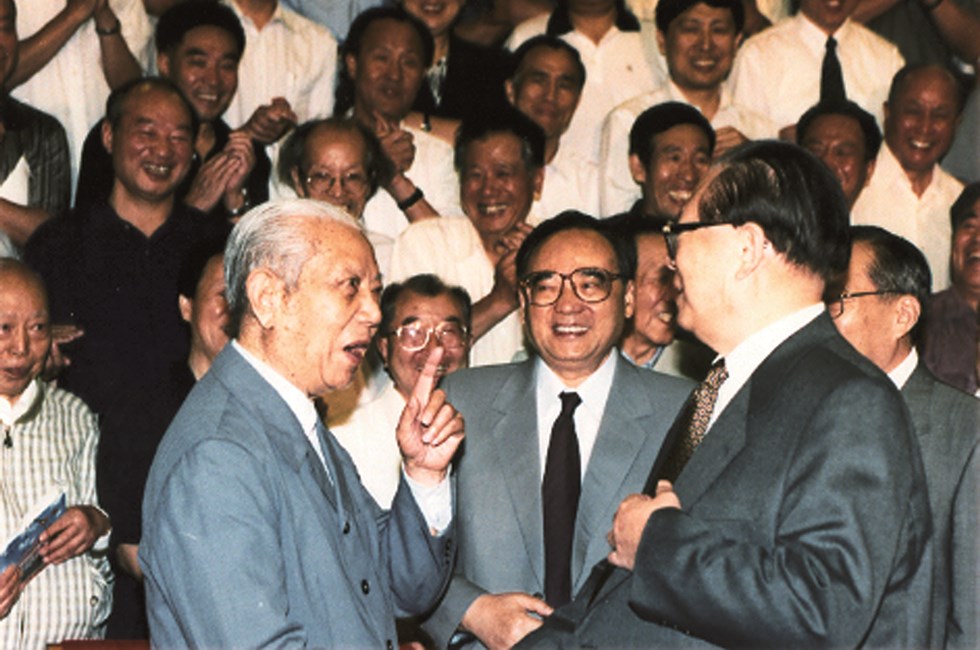 1999年6月30日，江泽民与《当代中国》丛书主编之一邓力群亲切交谈。