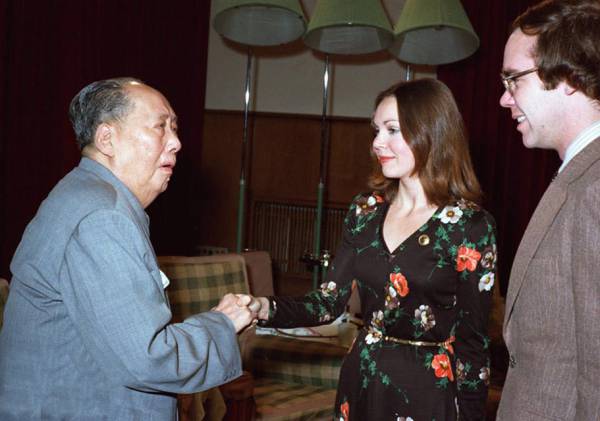 毛泽东主席1975年12月31日晚上会见美国前总统理查德·尼克松的女儿朱莉·尼克松·艾森豪威尔和她的丈夫戴维·艾森豪威尔。新华通讯社照片