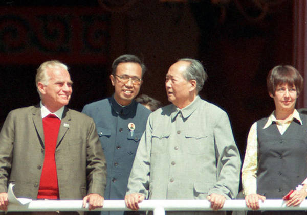 1970年10月1日，毛泽东和斯诺及夫人在天安门城楼上。同年12月，在和斯诺的谈话中，表示欢迎美国总统尼克松访问中国，改善中美两国关系。 新华社记者 齐铁砚 摄
