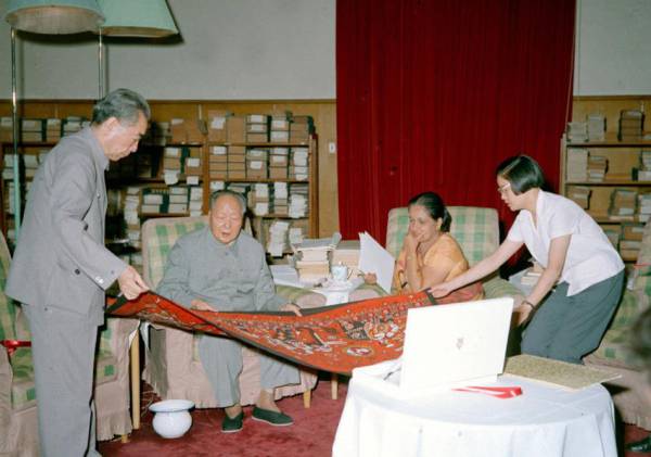 1972年6月28日，毛泽东、周恩来在中南海会见（特6793）斯里兰卡共和国总理西丽玛沃·班达拉奈克夫人，并观看她赠送的礼品。新华社记者 杜修贤 摄