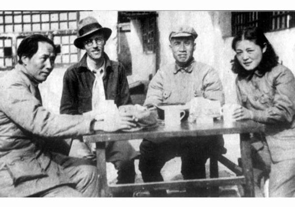 1937年春毛泽东与朱德接见美联社记者厄尔·利夫