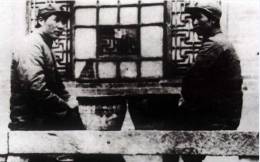 1937年毛泽东与贺子珍在延安吴家窑
