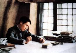 1938年春，毛泽东在延安窑洞撰写《论持久战》