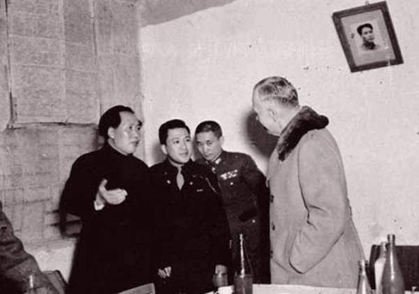 1946年3月4日，毛泽东在延安设宴欢迎美国总统特使、军事三人小组成员马歇尔。新华社稿