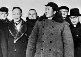 1949年3月25日，毛泽东等率中共中央机关和人民解放军总部进入北平。