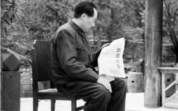 1949年4月20日，南京国民党政府拒绝中共代表团提交的《国内和平协定（最后修正案）》。毛泽东、朱德于4月21日在北平发布向全国进军的命令。图为毛泽东阅读人民解放军4月23日解放南京的报道。