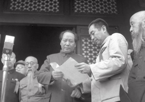 1949年10月1日开国大典时，毛泽东同志和周恩来同志在一起。新华社稿