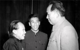 1954年9月15日至28日，中华人民共和国第一届全国人民代表大会第一次会议在北京召开。