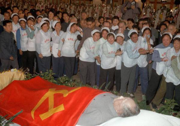 1976年9月9日零时10分，中国人民的伟大领袖毛泽东与世长辞。首都各界和全国各地代表到人民大会堂向毛泽东遗体告别。 北京针织总厂工人瞻仰毛主席遗容时，无限悲痛，放声恸哭。新华社记者 唐理奎 摄