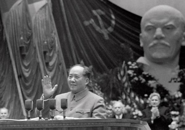 苏联最高苏维埃庆祝十月革命40周年会议，1957年11月6日在莫斯科隆重举行。图为毛泽东主席在会议上讲话。新华社记者 侯波摄