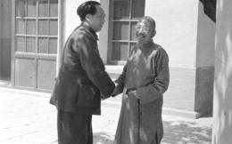 图为1949年初夏，毛主席在北京香山双清别墅接见柳亚子先生。柳亚子是应毛主席电召，从香港到北京的。诗人在启程时曾有诗唱道：“六十三龄万里程，前途真喜向光明。乘风破浪平生意，席卷南溟下北溟。”
