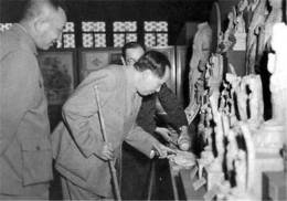 1954年4月，毛泽东在故宫参观出土文物