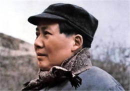 1947年3月18日，中共中央机关主动撤离延安。毛泽东和周恩来、任弼时等继续留在陕北，指挥全国人民解放战争。这是转战陕北前夕的毛泽东。