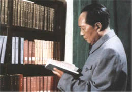 1961年，毛泽东在庐山查阅图书