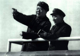1966年毛泽东发动文化大革命。