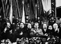 1949年12月21日，毛泽东和联共（布）中央总书记斯大林等一起出席斯大林70寿辰庆祝会。