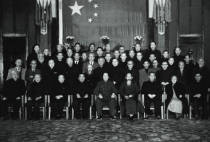 1949年10月，中央人民政府委员会部分委员合影。前排左起：林伯渠、司徒美堂、李济深、朱德、毛泽东、张澜、刘少奇、何香凝、高岗。