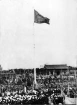 1949年10月1日，中华人民共和国举行开国大典，五星红旗在北京天安门广场高高升起，中华民族跨入了人民当家作主的历史新纪元。图为在开国大典时，五星红旗在天安门广场迎风飘扬。