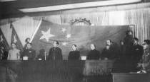 1949年9月30号毛泽东、刘少奇、朱德、宋庆龄、李济深、张澜、高岗在大会主席台上。
