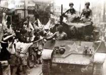 1949年5月27日上海——远东第一大城市，它的解放标志着一个新时代的到来，这张照片真实再现了人民热烈欢迎解放军的到来。