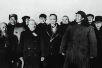 1949年3月25日，毛泽东、朱德等率中央机关和人民解放军总部进入北平。民主党派负责人和民主人士到西苑机场迎接。自左至右依次为沈钧儒、朱德、董必武、李济深、陈其瑗、郭沫若、黄炎培、毛泽东、林伯渠、马叙伦。