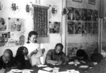 北京市郊区高碑店文化馆举办的农民速成识字班在上课。1950年12月21日，教育部颁布《关于开展农民业余教育的指示》。