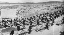 1950年冬季根治淮河工地。1950年11月下旬，根治淮河巨大工程在上、中、下游先后开始动工。