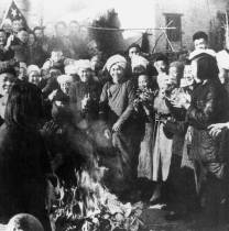 湖南岳阳县农民在土地改革中焚烧地主的地契。1950年11月25日，内务部发布《关于填发土地房产所有证得指示》。