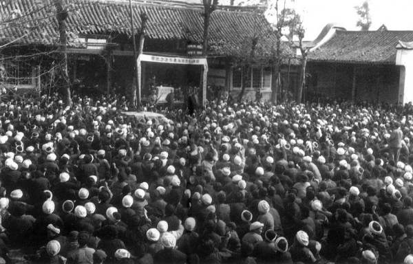 北京郊区农民清算地主剥削，斗争恶霸。1950年11月21日，政务院审核批准《北京市人民政府关于北京郊区土地改革的总结报告》。