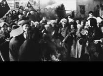 图为全国各地农民热烈拥护《中华人民共和国土地改革法》，积极投入土地改革运动。